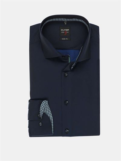 Olymp mørkeblå skjorte med kontrastmønster. Body Fit 2040 64 18