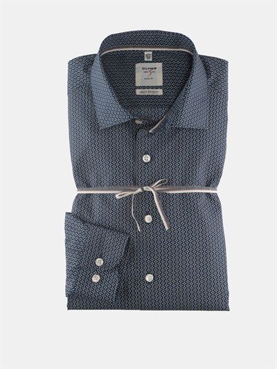 Olymp smart mørkeblå print skjorte med lyse knapper og uden brystlomme. Level5 Body Fit 3516 44 18